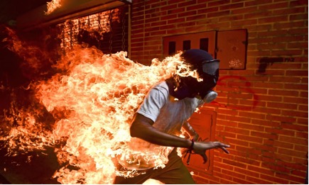 ROLANDO SCHEMIDT, “JOSÉ SALAZAR BALZA (28) DURANTE UNA PROTESTA EN VENEZUELA” (2017)