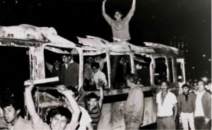 MARCELINO PERELLÓ, “ESTUDIANTES MEXICANOS EN UN AUTOBÚS QUEMADO” (1968)