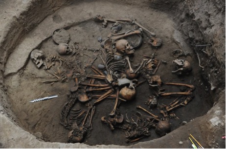 MULTIPLE BURIAL, TONCONICAL GRAVE, TLALPAN MEXICO CITY, 2500 B.C. PHOTO BY MAURICIO MARAT, INAH