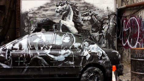 GRAFFITI DE BANKSY, “CRAZY HORSES RIDING THROUGH THE LOWER EAST SIDE TO A WIKILEAKS SOUNDTRACK”