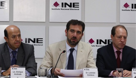 De izquierda a derecha: Consejero Electoral Enrique Andrade González, Consejero Presidente Lorenzo Córdova Vianello y el Consejero Electoral Marco Antonio Baños Martínez.